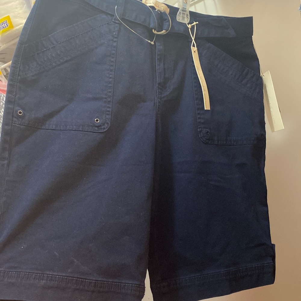 NWT GloriaVanderbilt  khaki shorts. Women’s size 6
